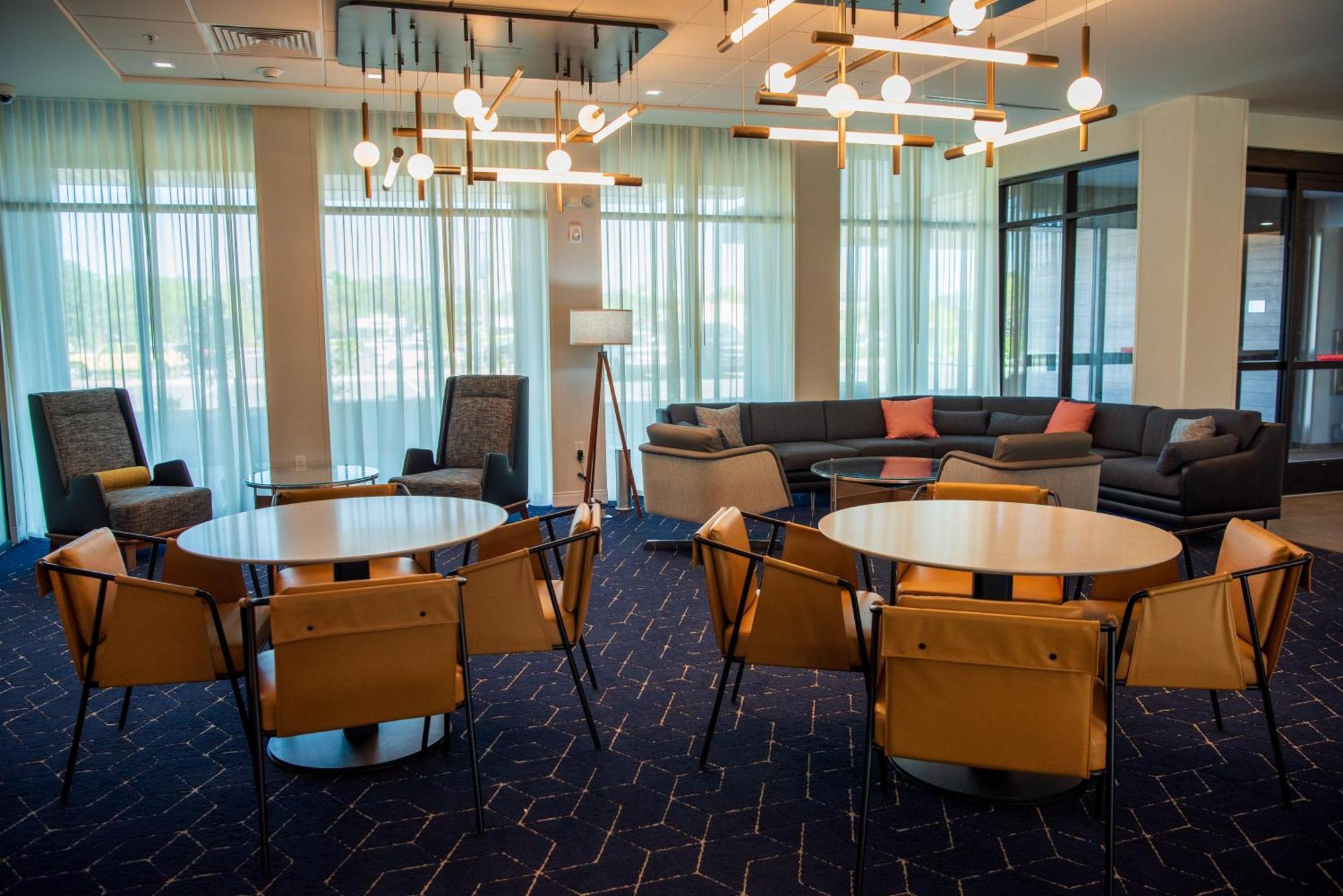 Courtyard By Marriott เลคซิตี้ ภายนอก รูปภาพ